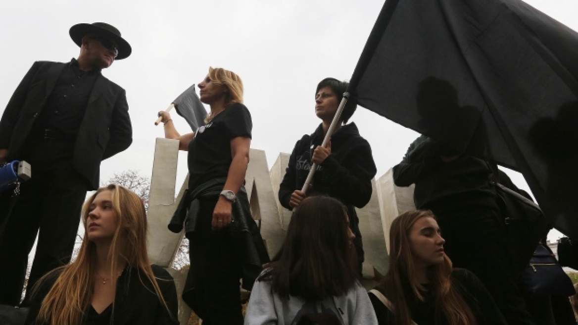 Πολωνία: Ντυμένοι στα μαύρα χιλιάδες διαδηλωτές υπέρ του δικαιώματος στην άμβλωση 